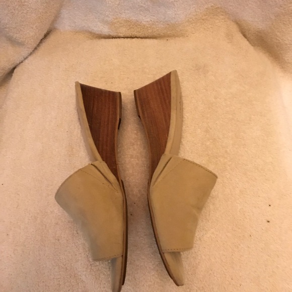 Tahari Tan Wedge Slip on Sandals size 8.5 - Picture 11 of 13